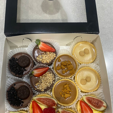 An amazing selection of our mini tarts containing 2x Oreo, Gaytime, Lotus, Caramilk and 4x custard.